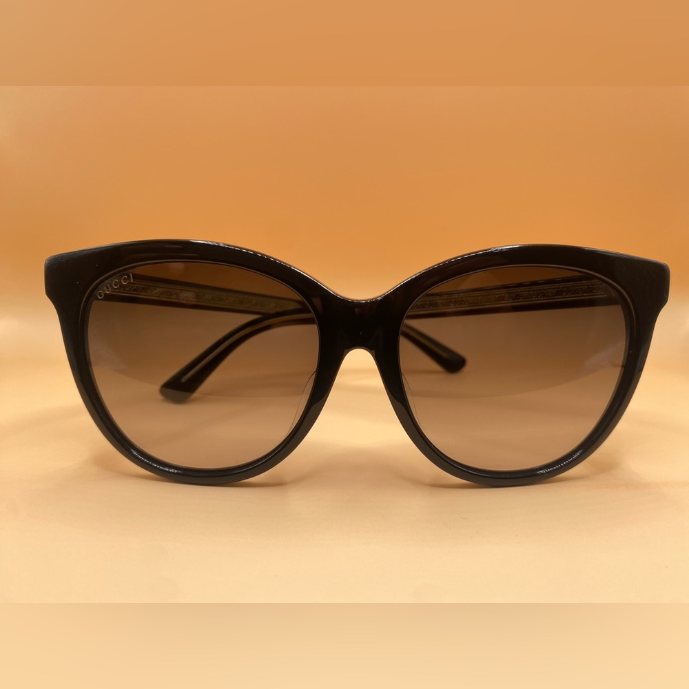 Gucci Black with gold logo Sunglasses. - Picture 4 of 9